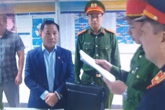 Ông Lưu Bình Nhưỡng với Cơ quan Cảnh sát điều tra, Công an tỉnh Thái Bình. (Ảnh: Công an cung cấp)