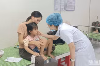 Một trường hợp trẻ em ở huyện Hưng Hà (tỉnh Thái Bình) phải điều trị nội trú do mắc đau mắt đỏ.