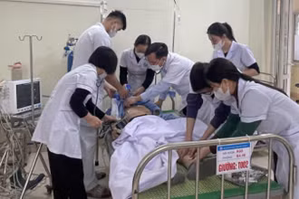 Các y bác sĩ Bệnh viện đa khoa thành phố Thái Bình xử trí thành công ca sốc phản vệ cho bệnh nhân nam 58 tuổi. (Ảnh: Bệnh viện cung cấp)