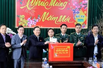 Phó Chủ tịch Quốc hội Nguyễn Khắc Định chúc Tết cán bộ, chiến sĩ đồn biên phòng Cửa khẩu cảng Diêm Điền (huyện Thái Thụy, tỉnh Thái Bình).