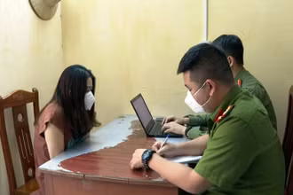Đối tượng Phạm Thị Mỹ H. (sinh năm 1995) trú tại huyện Tuyên Hóa, tỉnh Quảng Bình nằm trong đường dây đánh bạc và tổ chức đánh bạc hàng nghìn tỷ đồng làm việc với cơ quan điều tra.
