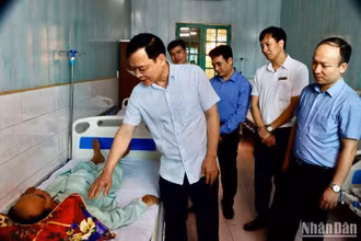 Lãnh đạo Sở Y tế tỉnh Thái Bình thăm hỏi bệnh nhân được phẫu thuật thành công đêm 9/4/2024.