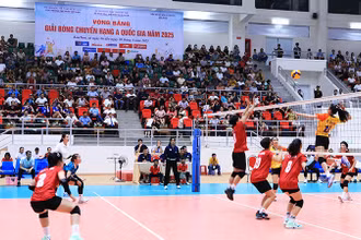 Trận bóng chuyền nữ Thái Nguyên và Đắk Lắk diễn ra sôi nổi, hấp dẫn.