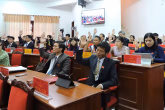 Các đại biểu Hội đồng nhân dân tỉnh Kon Tum biểu quyết thông qua nghị quyết tại Kỳ họp.