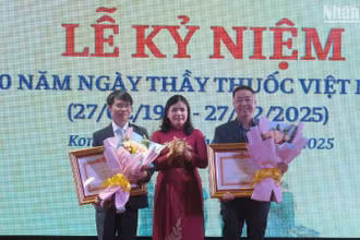 Đại diện lãnh đạo tỉnh Kon Tum trao Bằng khen của Thủ tướng Chính phủ cho các bác sĩ.