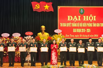 Trao tặng Bằng khen của Chủ tịch Ủy ban nhân dân tỉnh cho 10 cá nhân có thành tích xuất sắc.