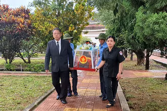 Các đại biểu đưa hài cốt liệt sĩ về nơi an nghỉ.