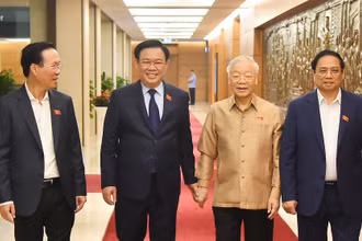 Tổng Bí thư Nguyễn Phú Trọng, Chủ tịch nước Võ Văn Thưởng, Thủ tướng Phạm Minh Chính và Chủ tịch Quốc hội Vương Đình Huệ tại phiên họp của Quốc hội sáng 1/11.