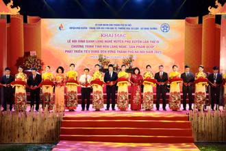 Cắt băng khai mạc chương trình "Tinh hoa làng nghề, sản phẩm OCOP thành phố Hà Nội năm 2023".