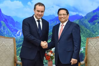 Thủ tướng Phạm Minh Chính cùng Bộ trưởng Quân đội Cộng hòa Pháp Sébastien Lecornu.