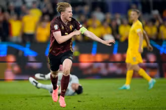 Kevin De Bruyne ăn mừng bàn thắng ấn định tỷ số. (Ảnh: AP photo)