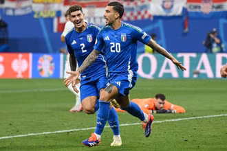Italia gỡ hòa 1-1 ở phút 90+8. (Ảnh: Reuters)