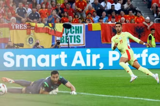 Ferran Torres ghi bàn mở tỷ số trận đấu (Ảnh: Reuters)