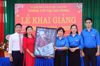 Đại diện Đoàn Thanh niên Báo Nhân Dân trao tặng bức tranh Bác Hồ đọc Báo Nhân Dân.
