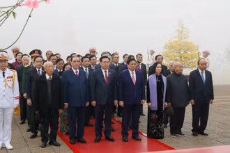 Các đồng chí lãnh đạo, nguyên lãnh đạo Đảng, Nhà nước thành kính tưởng nhớ Chủ tịch Hồ Chí Minh.