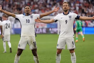 Anh và Tây Ban Nha đã trở thành những cái tên tiếp theo góp mặt ở tứ kết EURO 2024 sau những chiến thắng ngược dòng tại vòng 1/8. (Ảnh: TTXVN)