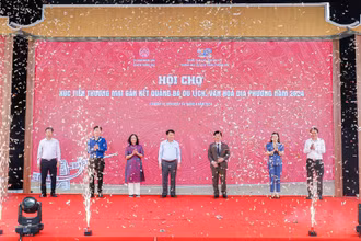 Nghi thức khai mạc hội chợ.