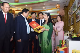 Thủ tướng Phạm Minh Chính và các đại biểu tham quan các gian trưng bày sản phẩm nông nghiệp.