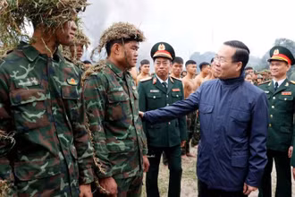 Chủ tịch nước Võ Văn Thưởng thăm hỏi, động viên bộ đội đặc công tại thao trường huấn luyện. (Ảnh: TTXVN)