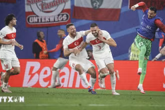Merih Demiral (số 3) lập cú đúp, đưa Thổ Nhĩ Kỳ vào tứ kết EURO 2024. (Ảnh: AA/TTXVN)