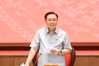Chủ tịch Quốc hội Vương Đình Huệ phát biểu tại buổi làm việc với Ban Thường vụ Thành ủy Hà Nội. (Ảnh DUY LINH)