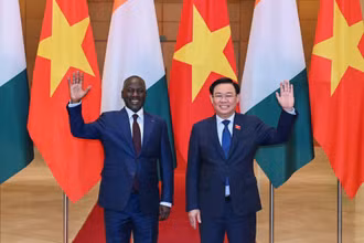 Chủ tịch Quốc hội Vương Đình Huệ và Chủ tịch Quốc hội Cộng hòa Bờ Biển Ngà Adama Bictogo tại lễ đón. (Ảnh DUY LINH)