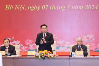 Chủ tịch Quốc hội Vương Đình Huệ cùng các đồng chí lãnh đạo Quốc hội, Chính phủ, Ủy ban Trung ương Mặt trận Tổ quốc chủ trì hội nghị. (Ảnh: DUY LINH)