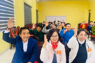 Cử tri thôn Đảo Trần, huyện Cô Tô biểu quyết nhất trí bầu trưởng thôn nhiệm kỳ 2025-2027.