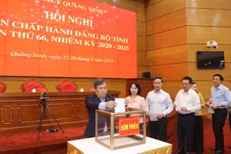 Các đại biểu bỏ phiếu bầu Phó Bí thư Tỉnh ủy Quảng Ninh nhiệm kỳ 2020-2025.