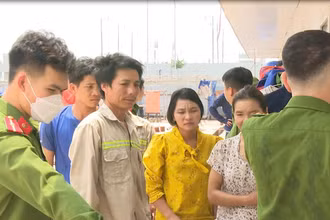 Lực lượng công an tổ chức xét nghiệm ma tuý cho công nhân, lao động đang làm việc tại khu công nghiệp Đông Mai, thị xã Quảng Yên.