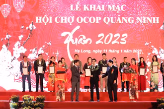 Trao giấy chứng nhận sản phẩm OCOP 4 sao cho các đơn vị, tổ chức kinh tế, doanh nghiệp, hợp tác xã, hộ sản xuất năm 2022.