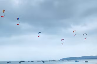 Các chiếc dù bay bay lượn giữa biển trời Đông Bắc.
