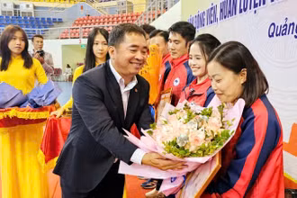 Lãnh đạo Sở Văn hóa, Thể thao và Du lịch Quảng Ninh khen thưởng cho các Huấn luyện viên tiêu biểu Vùng mỏ năm 2024.