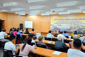 Quang cảnh lễ trao giải Cuộc thi sáng tác biểu trưng (logo), tranh cổ động tuyên truyền chào mừng 60 năm Ngày thành lập tỉnh Quảng Ninh.