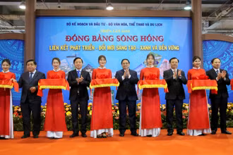 Thủ tướng Phạm Minh Chính và các đại biểu cắt băng khai mạc Triển lãm.