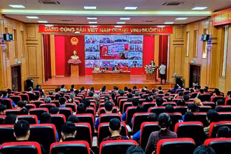 Quang cảnh buổi tiếp xúc cử tri tại thành phố Cẩm Phả.