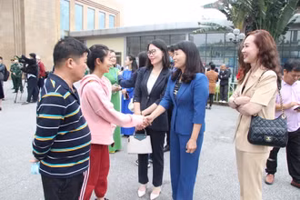 Lãnh đạo thành phố Móng Cái chào mừng những du khách quốc tế đầu tiên nhập cảnh qua Cửa khẩu quốc tế Móng Cái.