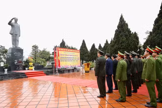 Các đại biểu thực hiện nghi lễ Chào cờ.
