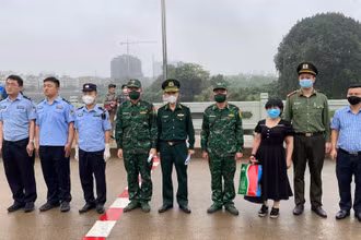 Công an thành phố Đông Hưng (Trung Quốc) bàn giao chị N cho Công an thành phố Móng Cái và các lực lượng chức năng.
