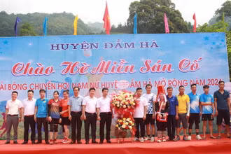 Lãnh đạo huyện Đầm Hà tặng hoa chúc mừng tại lễ khai mạc Chào hè miền Sán cố xã Quảng An.