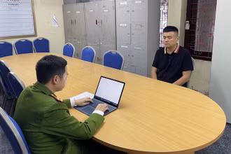 Đối tượng Liu Xiao Lu tại cơ quan Công an.