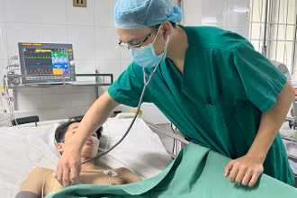 Bác sĩ thăm khám cho bệnh nhân V.M.T. sau can thiệp. 
