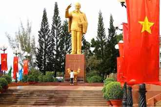 Cờ đỏ sao vàng nổi bật khu vực tượng Bác Hồ tại Bến Ninh Kiều, quận Ninh Kiều, thành phố Cần Thơ.