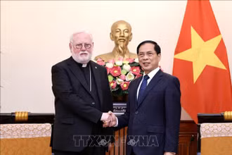 Bộ trưởng Ngoại giao Bùi Thanh Sơn tiếp Tổng Giám mục Paul Richard Gallagher, Bộ trưởng Ngoại giao Tòa thánh Vatican. (Ảnh: Lâm Khánh/TTXVN)