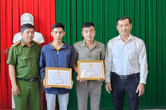 Hai anh Nguyễn Duy Khang, Bùi Lê Quốc Tài nhận giấy khen của Chủ tịch Ủy ban nhân dân thành phố Trà Vinh.