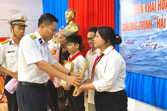 Trẻ em là con ngư dân có hoàn cảnh đặc biệt khó khăn ở xã Đông Hải, huyện Duyên Hải, tỉnh Trà Vinh nhận quyết định đỡ đầu.