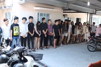 Các đối tượng dương tính với chất ma túy được mời về cơ quan công an làm việc.