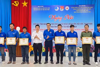 Cán bộ, đoàn viên, thanh niên tiêu biểu trong phong trào hiến máu tình nguyện nhận Bằng khen của Tỉnh đoàn Trà Vinh.