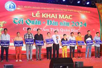 Trao nhà Đại đoàn kết cho hộ dân khó khăn về nhà ở
