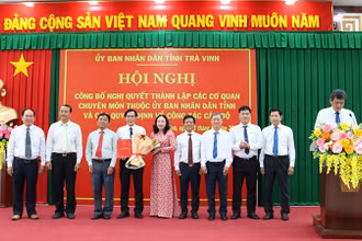 Lãnh đạo Sở Nông nghiệp và Môi trường tỉnh Trà Vinh nhận quyết định thành lập cơ quan.